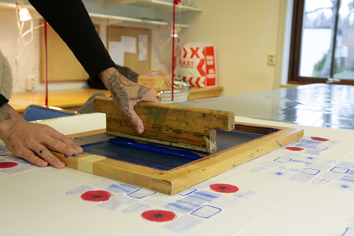 Bild på när en person skapar ett textiltryck